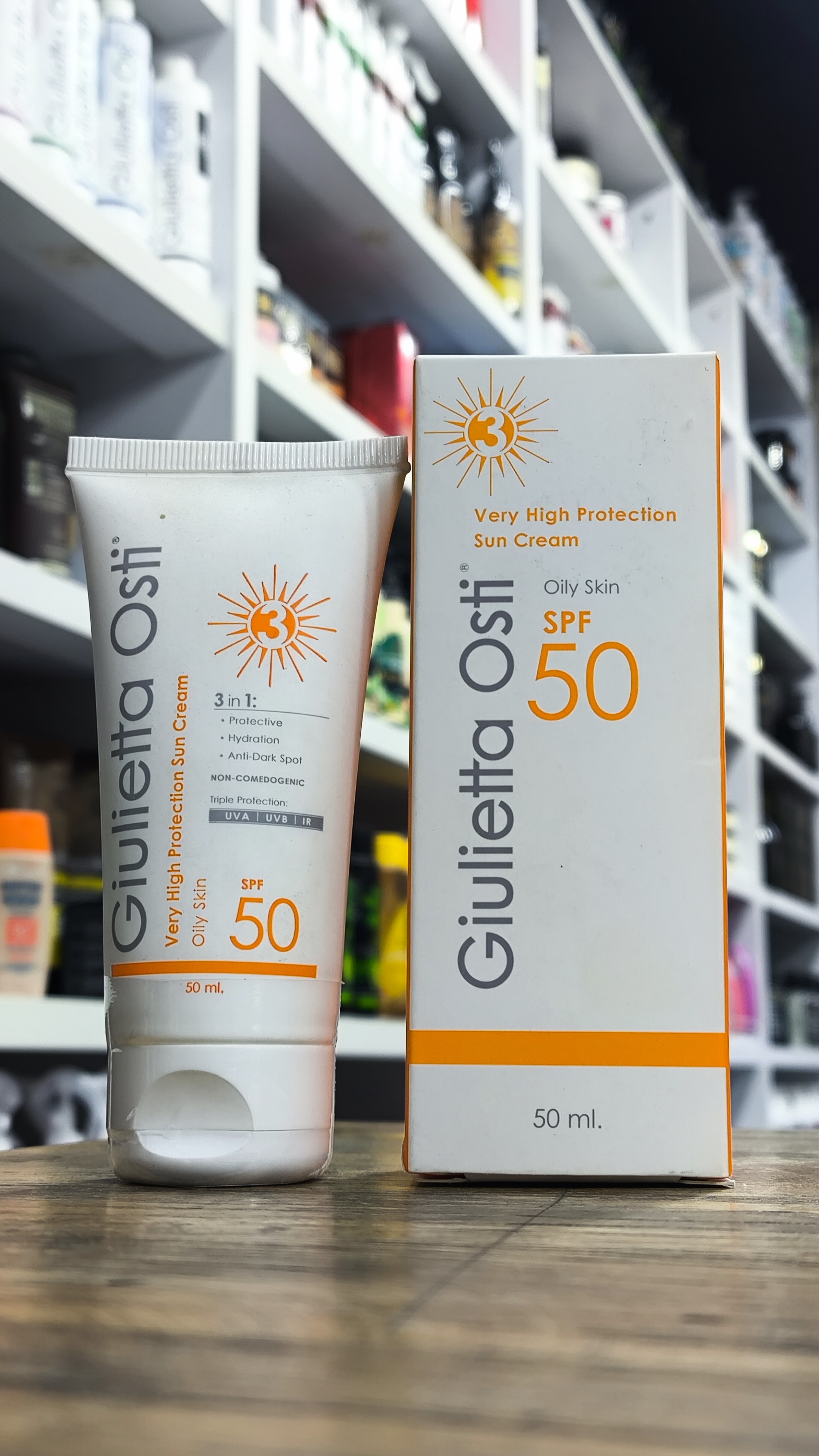 کرم ضد آفتاب  بی رنگ SPF 50 جولیتا اُستی  مناسب پوست‌ چرب حجم 50 میلی‌لیتر ضدآفتاب