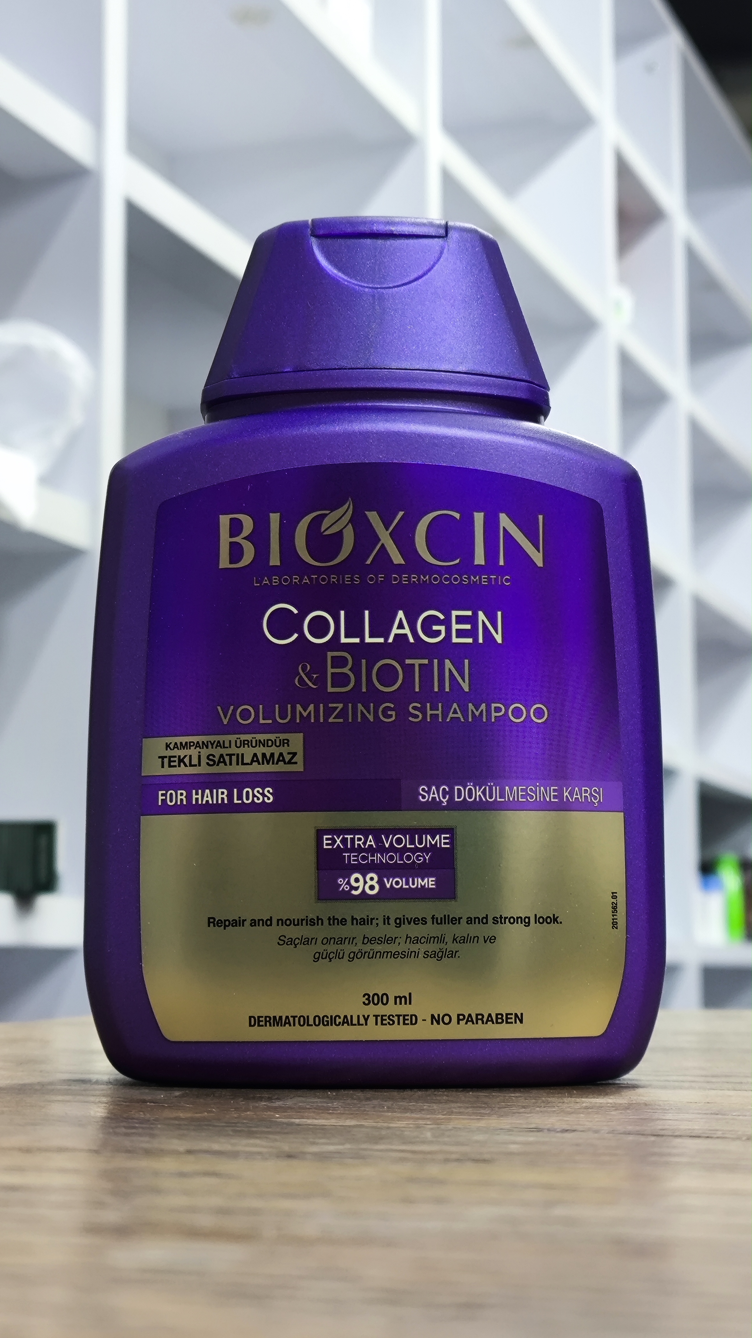 شامپو مو بیوتین و کلاژن بیوکسین BIOXCIN مناسب موهای نازک و کم حجم و ضعیف حجم 300 میلی لیتر
